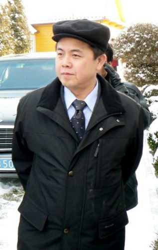 탈북민 출신인 미래통합당 태구민(태영호) 당선인은 23일 김정은 북한 국무위원장의 '건강이상설'에 따른 김여정 노동당 제1부부장 지도체제 가능성과 관련해 "(현 체제를) 받들고 있는 세력은 다 60대, 70대로 그들의 눈으로 보는 김여정은 완전히 애송이"라고 말했다.
    태 당선인은 이어 김정은 위원장의 숙부인 김평일 전 주체코 북한대사를 주목해야 한다고 주장했다. 그는 "다른 하나의 옵션으로 우리가 놓치지 말아야 할 건 김평일이란 존재가 있다"고 말했다. 
    김 전 대사는 김정은 위원장의 선친인 김정일 국방위원장의 이복동생으로, 지난해 11월 말 김 대사가 북한에 입국한 사실이 국정원을 통해 확인되기도 했다. 사진은 김평일 전 주체코 북한대사.