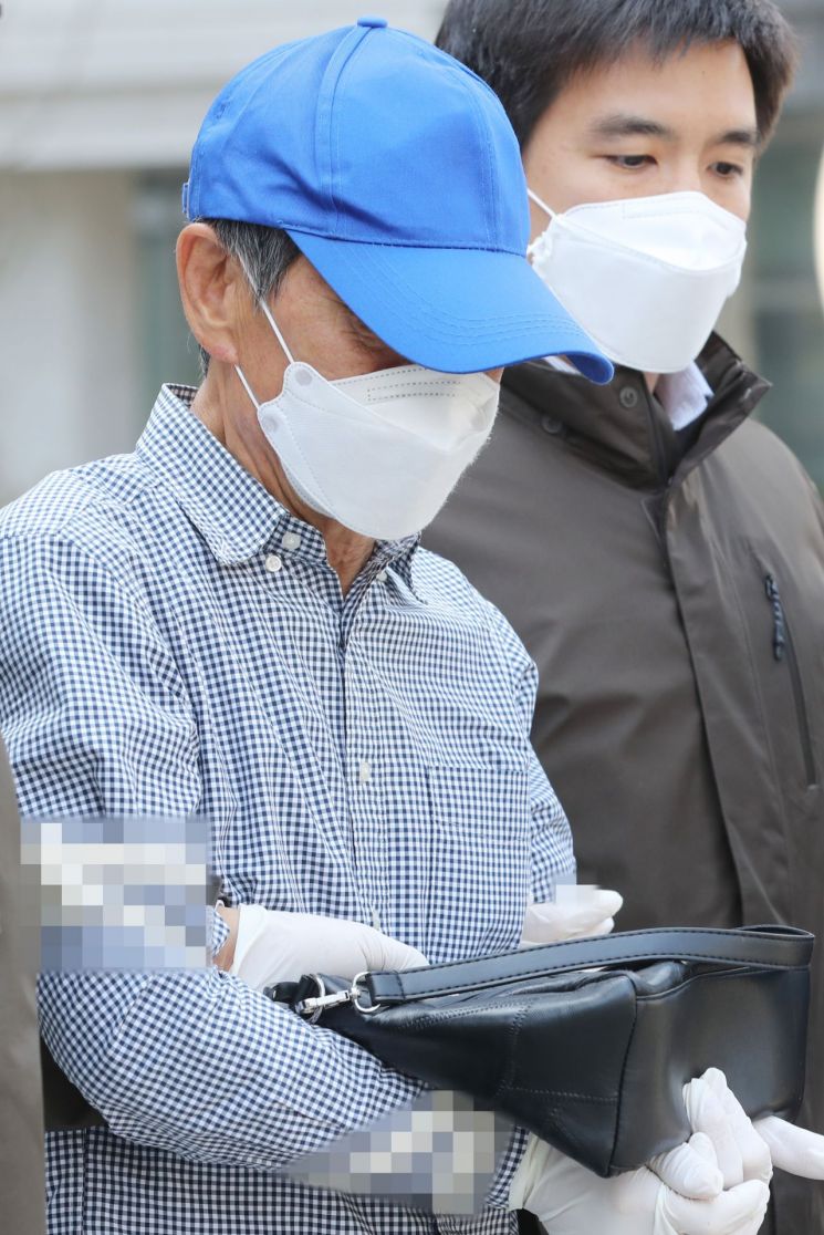 신종 코로나바이러스 감염증(코로나19) 관련 자가격리 위반 혐의를 받는 60대 A씨가 지난 14일 오전 서울 송파구 서울동부지법에서 구속 전 피의자 심문(영장실질심사)을 받은 뒤 법정을 나서고 있다.<이미지:연합뉴스>