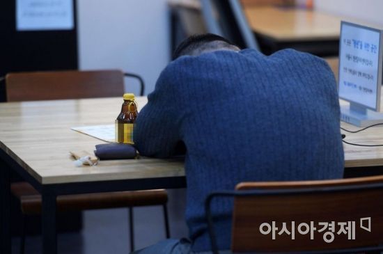 서울 중구 청년일자리센터에서 한 취업준비생이 휴식을 취하고 있다. 사진은 기사 중 특정표현과 관계 없음. / 사진=아시아경제DB