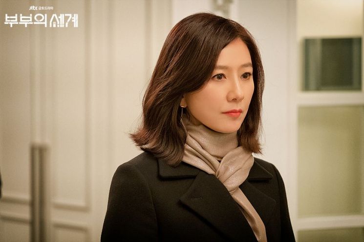 굵은 컬이 들어간 지선우의 단발머리. 사진=jtbc 부부의 세계 현장포토