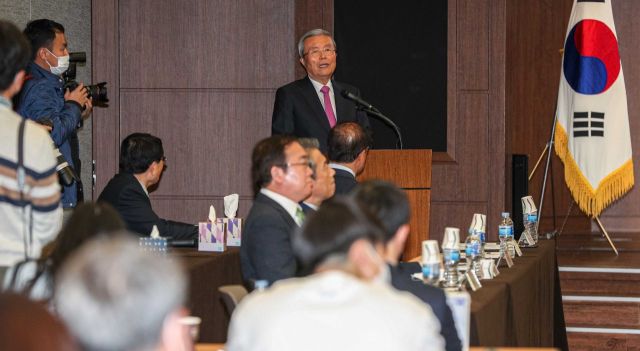 김종인 미래통합당 전 총괄 선거대책위원장이 24일 서울 중구 은행회관에서 열린 '바른사회운동연합, 정치개혁토론회'에 참석해 인사말하고 있다./강진형 기자aymsdream@