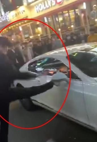 벤틀리를 걷어차는 20대 A씨[수원익명 대신말해드립니다 게시글 갈무리]/사진=연합뉴스 제공