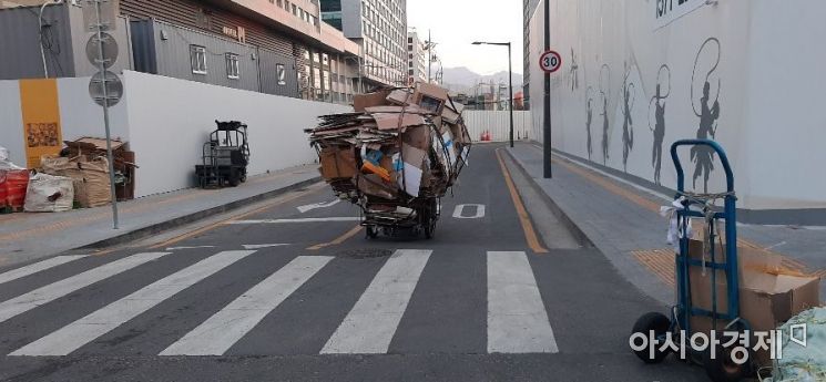 서울 중구 한 도로에서 폐지 줍는 노인이 손수레에 고물 등을 싣고 차도를 지나고 있다. 사진=한승곤 기자hsg@asiae.co.kr