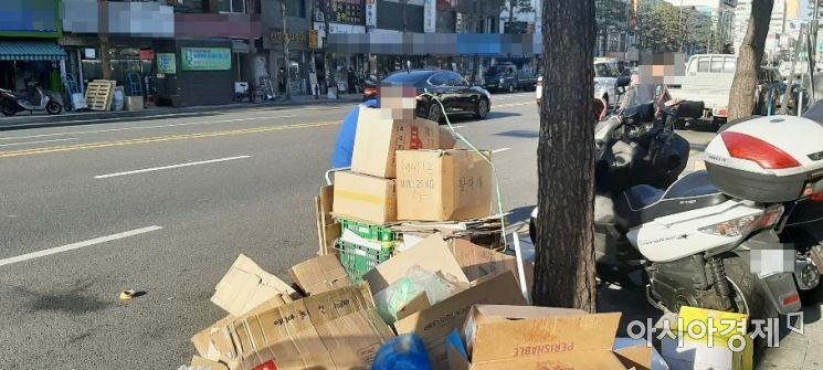 서울 중구 한 도로에서 폐지 줍는 노인이 버스 정류장 인근에서 고물 등을 싣고 있다. 사진=한승곤 기자hsg@asiae.co.kr