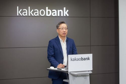 윤호영 카카오뱅크 대표가 27일 온라인 기자간담회에서 올해 경영목표 등을 설명하고 있다.