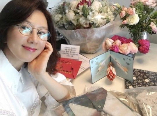 27일 김희애가 자신의 인스타그램을 통해 생일맞이 근황을 공개했다/사진=김희애 인스타그램 캡쳐