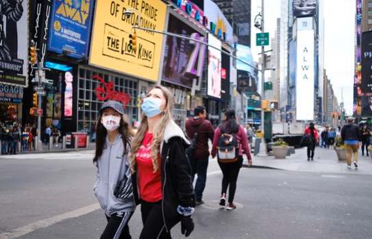 신종 코로나 바이러스 감염증 확산으로 일부 지역 봉쇄령까지 내려진 미국 뉴욕에서 시민들이 마스크를 쓴 채 걷고 있다.사진=EPA연합뉴스