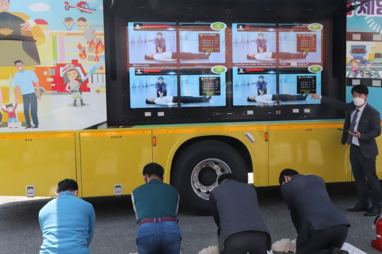 경남도, 전국 첫 'VR 재난안전 체험차량' 운영