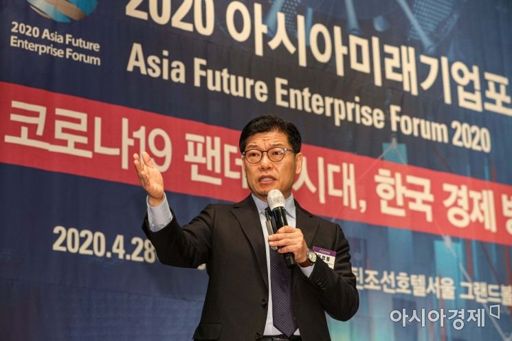 [2020미래기업포럼]이정동 靑특보 "코로나 이후 저성장 심화, 기업지원 늘려야"