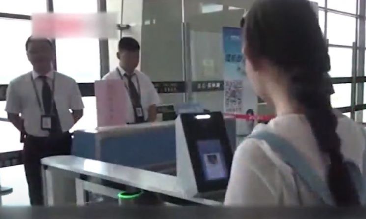 중국은 지하철 개표구에 얼굴인식 시스템이 설치돼 동선이 모두 체크됩니다. 요금도 얼굴 DB에서 찾아 개인의 계좌로 청구된다고 합니다. [사진=유튜브 화면캡처]