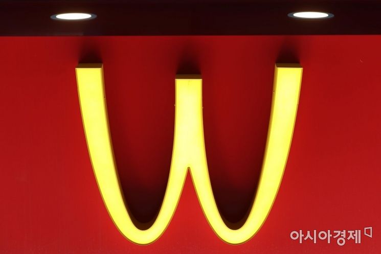 조명 두 개가 눈으로, 유명 햄버거 가게 로고가 '더블유(W)' 모양의 입술처럼 보인다. /문호남 기자 munonam@