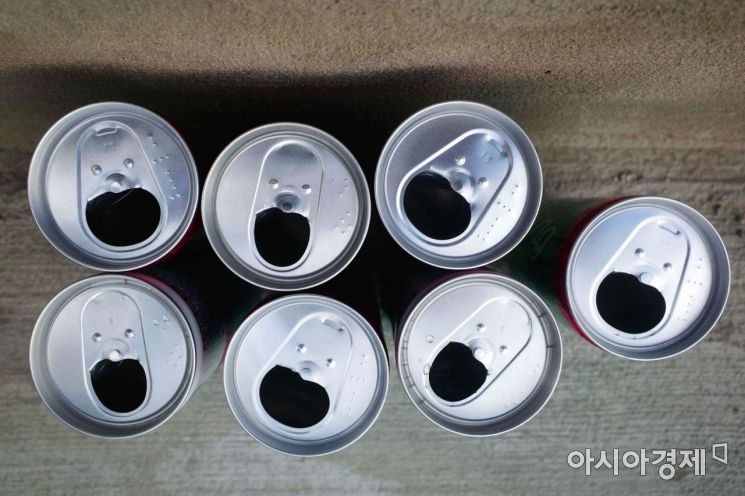 길가에 버려진 캔이 두 눈을 동그랗게 뜬 채 입을 크게 벌리고 있다. 목이 마른걸까? /문호남 기자 munonam@