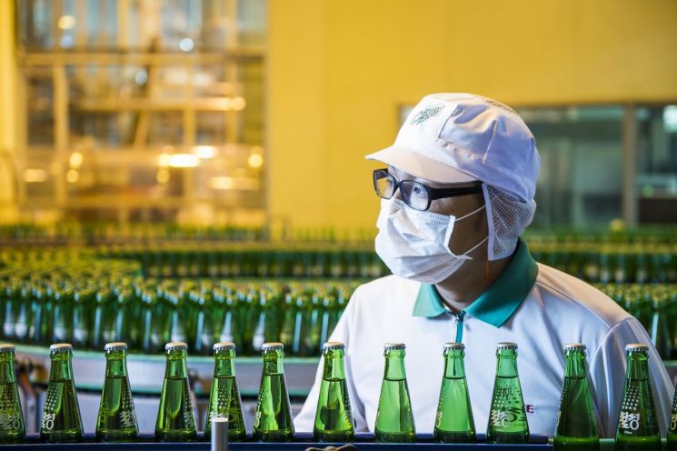 Our Taste Still Prefers Chilsung Cider... 29.5 Billion Cans in 70 Years, the 'National Drink'