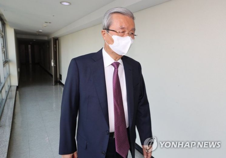 김종인 미래통합당 전 총괄 선거대책위원장이 28일 오전 서울 광화문 인근 자신의 사무실로 들어서고 있다. / 사진=연합뉴스