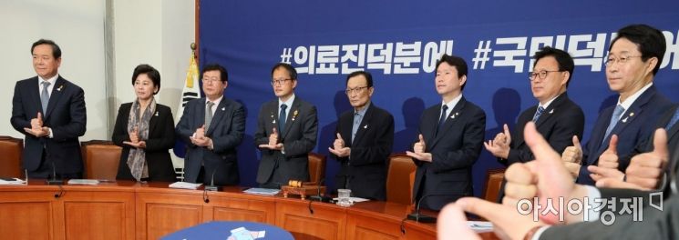 [포토] 민주당,  '덕분에 챌린지'