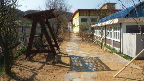 진안군이 학교 내 자투리 공간과 주변 공간에 수목 및 초화류, 기타 조경시설물 등을 설치해 휴식과 학습활동이 가능한 명상숲 조성사업을 추진하고 있다. 사진=진안군 제공