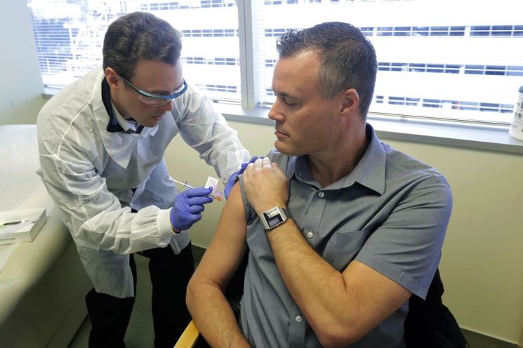 미국 시애틀에서 코로나19 백신 개발을 위한 임상 1상 시험 투여가 이뤄지고 있다. [이미지출처=연합뉴스]