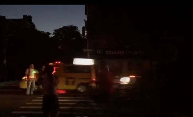 블랙아웃으로 신호등이 모두 꺼진 도로 위에서 수신호로 차량통행을 지시하는 뉴욕 시민. 약탈과 방화를 하는 사람이 있는 반면, 저렇게 봉사하는 사람도 있습니다. [사진=유튜브 화면캡처]