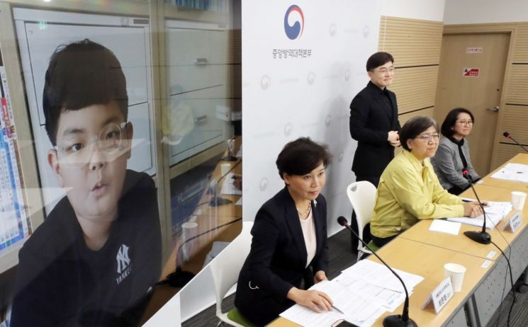 정은경 중앙방역대책부본부장이 29일 오후 충북 청주시 질병관리본부에서 열린 코로나19 관련 어린이 특집 브리핑에서 최은하 서울의대 소아과학교실 교수(왼쪽), 김예진 성균관의대 삼성서울병원 소아청소년과 교수와 함께 질의 답변 시간을 갖고 있다.<이미지:연합뉴스>