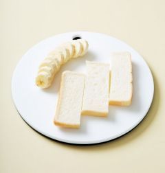 4. 식빵은 세로로 길게 3등분하여 굽고 바나나는 동그랗게 썬다.
