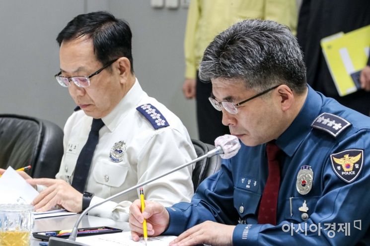 민갑룡(오른쪽) 경찰청장과 정문호 소방청장이 30일 서울 종로구 정부서울청사에서 열린 '이천화재 관계장관회의'에 참석하고 있다./강진형 기자aymsdream@