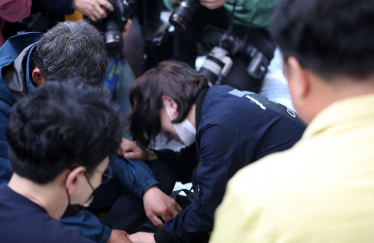 30일 오전 경기 이천시 모가면 물류창고 화재 참사 현장 인근 모가실내체육관에 마련된 피해 가족 휴게실에서 유가족들이 주저앉아 오열하고 있다. [이미지출처=연합뉴스]