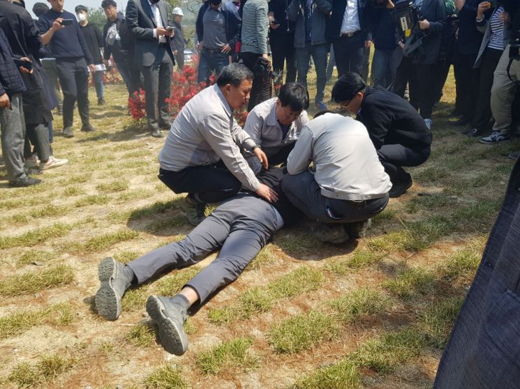 무릎 꿇은 이천 물류창고 시공사 대표 "잘못했다"...유가족 '항의' 