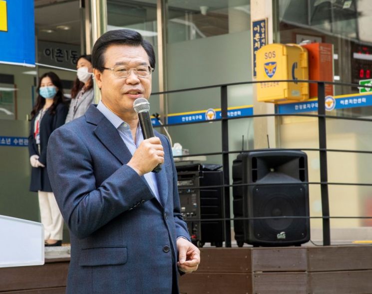 성장현 용산구청장이 이촌치안센터 개소식에서 그동안 사연 등 을 포함한 인사말을 하고 있다.