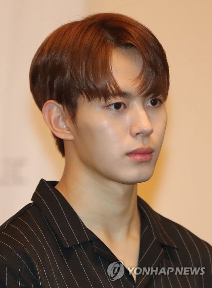 빅스 홍빈, '타 아이돌 비하' 논란 2개월 만에 연예계 활동 잠정 중단 