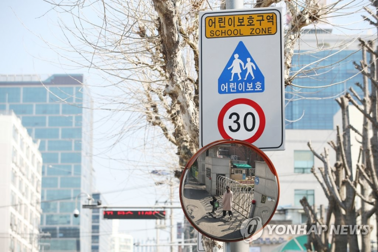 어린이보호구역(스쿨존)에서 아동 교통사고를 낼 경우 처벌을 강화하는 '민식이법'(개정 도로교통법) 시행을 하루 앞둔지난 3월24일 오전 서울 성동구의 한 초등학교 앞에 어린이 보호구역 교통안전표지판이 설치돼있다. [이미지출처=연합뉴스]