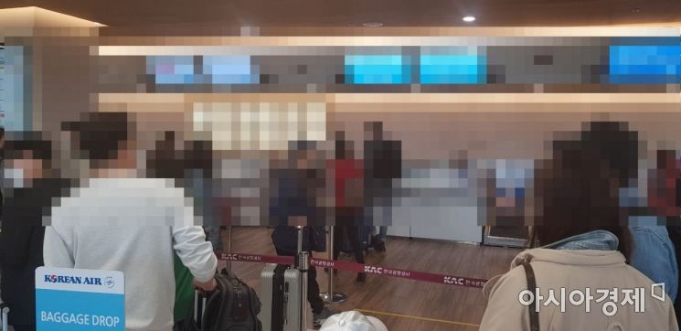 지난 1일 김포공항 국내선 터미널 한 항공사 체크인 카운터에 시민들이 체크인 및 수하물을 부치기 위해 기다리고 있다. 사진=민준영 인턴기자 mjy7051@asiae.co.kr