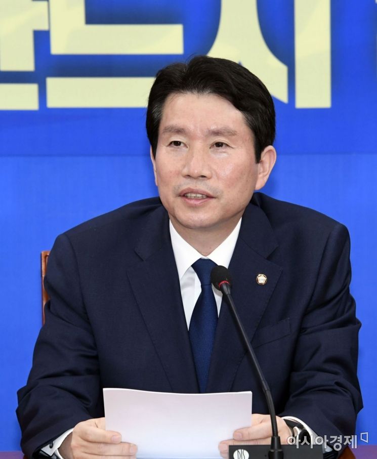 이인영 더불어민주당 원내대표가 3일 국회에서 기자회견을 갖고 있다./윤동주 기자 doso7@