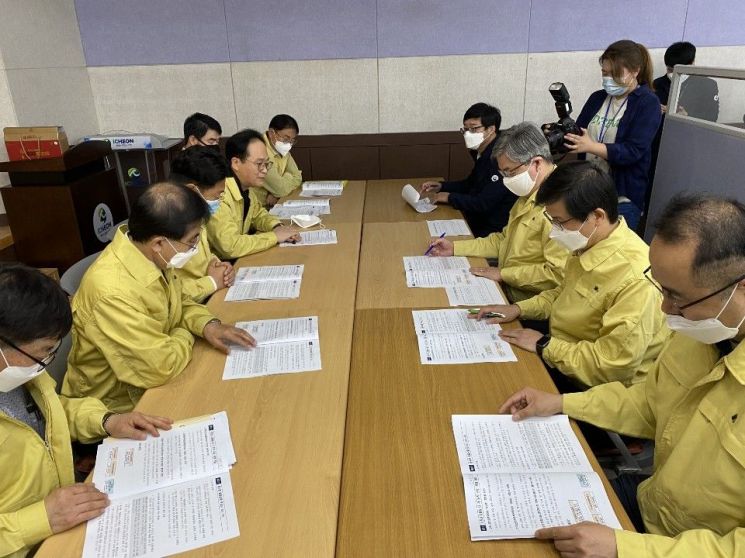강순희 근로복지공단 이사장이 3일 이천시청에 마련된 범정부현장수습지원단을 찾아 이재갑 고용노동부 장관, 이천시장 등 관계자들과 대책을 논의하고 있다.