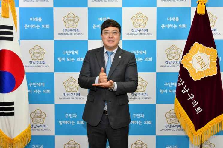 [포토]이관수 강남구의회 의장 '덕분에 챌린지’ 캠페인 동참