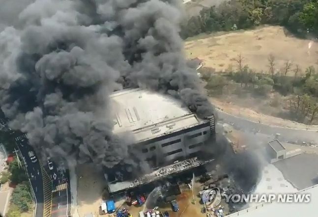 지난달 29일 오후 경기도 이천의 한 물류창고에서 발생한 화재사고 현장.사진=연합뉴스