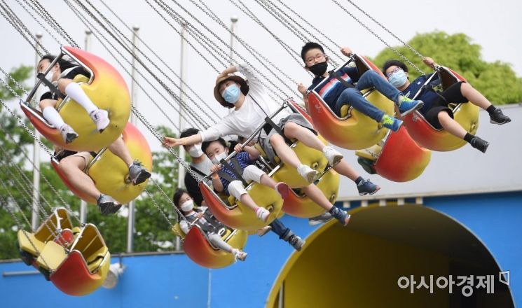 어린이날을 하루 앞둔 4일 서울 광진구 어린이대공원을 찾은 가족 단위 시민들이 즐거운 시간을 보내고 있다./김현민 기자 kimhyun81@