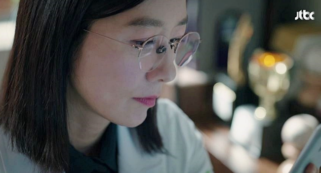 반무테 안경을 착용한 김희애. 사진=jtbc '부부의 세계' 화면