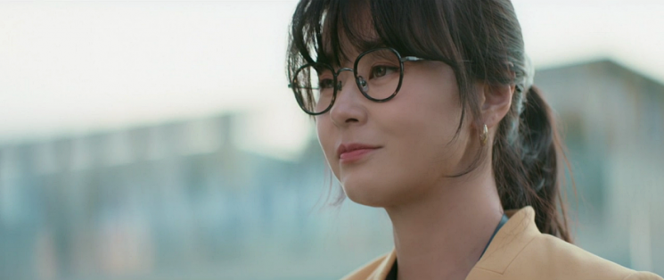 호피 무늬의 테가 매력적인 최강희의 안경. 사진=SBS '굿캐스팅' 화면