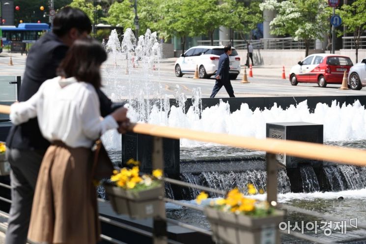[포토]한낮 여름 더위, 청계천 찾는 시민들 