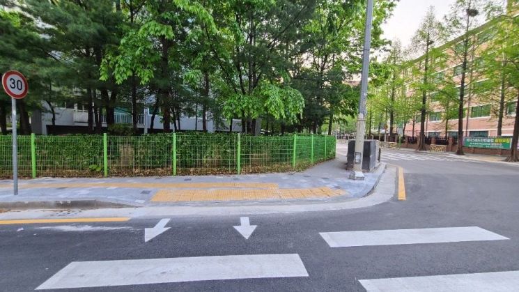 지난달 수도여자고등학교 인근 보도상 장애인 안전시설 공사를 했다.