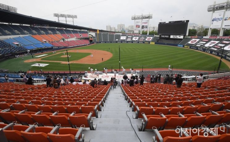 2020 시즌 프로야구 개막일인 5일 서울 잠실구장에서 두산과 LG의 개막전이 무관중 경기로 진행된 가운데 LG치어리더가 응원을 하고 있다./김현민 기자 kimhyun81@