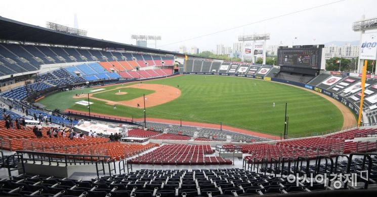 2020 시즌 프로야구 두산과 LG의 개막전이 무관중 경기로 진행되고 있다./김현민 기자 kimhyun81@