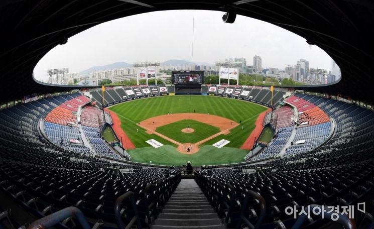 올해 프로야구가 개막했던 지난 5월 5일 서울 잠실구장에서 열린 두산과 LG의 경기가 무관중 경기로 진행되고 있다./김현민 기자 kimhyun81@