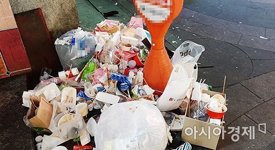서울 한 번화가 상권 지역 앞 쓰레기 배출 상황. 관련 규정에 따르면 쓰레기배출 장소는 점포 앞이다. 쓰레기봉투가 놓여있다 보니, 일부 시민들은 담배꽁초 등 쓰레기를 해당 장소에 투기하기도 했다. 사진=한승곤 기자 hsg@asiae.co.kr