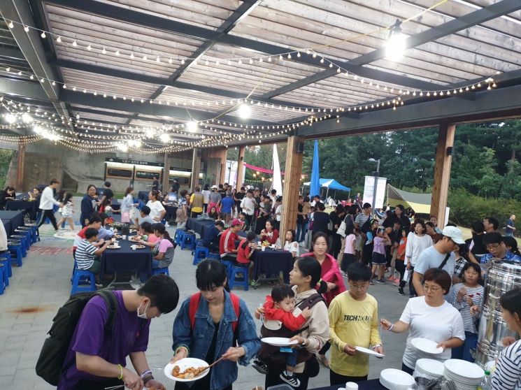 도봉구, 창포원 페스티벌  축제 속 캠핑에 참여한 주민들이 각자 가져온 음식을 나누는 함께밥상을 체험 중이다. (2019. 10 . 4.)