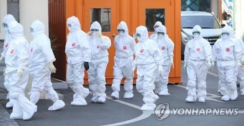 지난달 27일 대구시 중구 계명대학교 대구동산병원에서 의료진이 신종 코로나바이러스 감염증(코로나19) 환자들이 입원한 병동으로 교대 근무를 하러 가고 있다. / 사진=연합뉴스