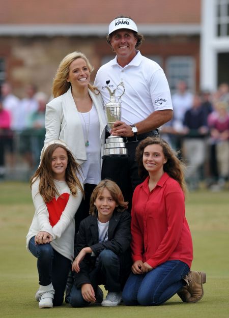 필 미컬슨이 2013년 디오픈 우승 직후 가족과 함께 기념 촬영을 하고 있다.