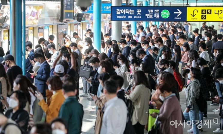 정부가 코로나19 확산을 방지하기 위한 '사회적 거리두기'를 종료하고 '생활방역'으로 전환한 6일 서울 구로구 신도림역에서 시민들이 마스크를 쓰고 출근길에 오르고 있다./강진형 기자aymsdream@
