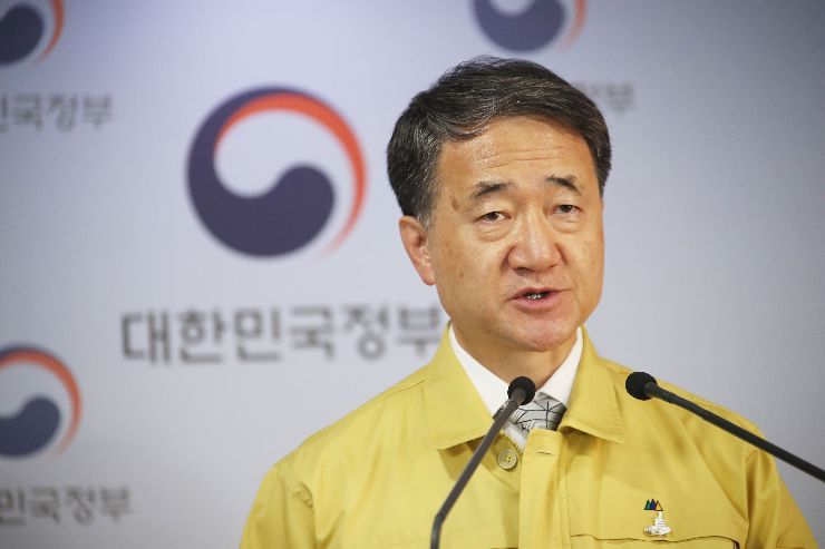 박능후 중앙재난안전대책본부 1차장이 지난 3일 오후 정부서울청사에서 코로나19 대응 중대본 회의 결과를 브리핑하고 있다. / 사진=연합뉴스