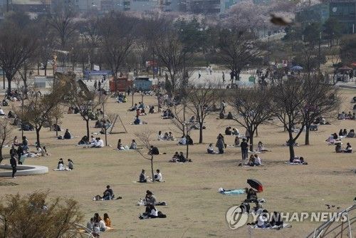 지난 3월31일 오후 서울 여의도 한강공원에서 나들이 나온 시민들이 '사회적 거리두기'를 하고 있다. / 사진=연합뉴스